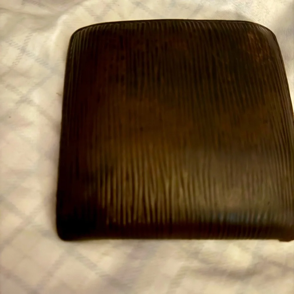 Louis Vuitton men’s Epi wallet